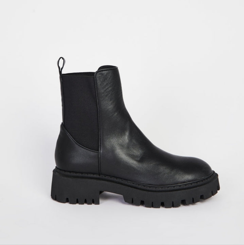 Intentionally Blank Guided Back Lug Sole Leather Chelsea Ankle Boots